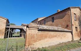 Estate for sale near Siena in Tuscany for 1,250,000 €