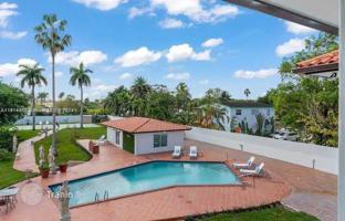10-bedroom house 657 m² in West End for $3,400,000