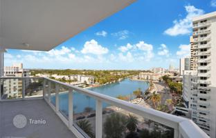 2-bedroom apartments in condo 127 m² in Miami Beach for $779,000