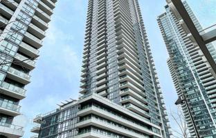 2-bedroom apartment in Lake Shore Boulevard West for C$781,000