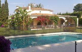 Classical villa with a swimming pool and a garden at 300 meters from the sandy beach, Guadalmina, Spain for 4,000 € per week