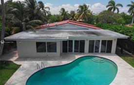 Cozy villa with a backyard, a swimming pool, a terrace and a garage, Miami Beach, USA for $2,349,000