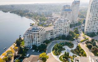 5-bedroom apartment in Lake Shore Boulevard West for C$938,000