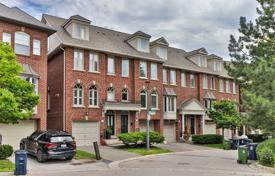 Terraced house – Etobicoke, Toronto, Ontario,  Canada for 886,000 €