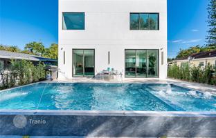 5-bedroom house 310 m² in North Miami Beach for $1,975,000