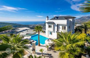 3-bedroom villa 300 m² in Kargicak for 77,740,000 TRY