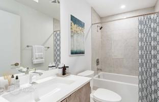 2-bedroom apartment in Lake Shore Boulevard West for C$918,000