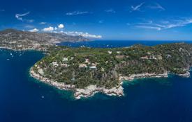 Waterfront villa — Panoramic sea views — Pool. Price on request
