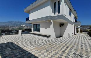 4-bedroom villa 677 m² in Kargicak for 55,528,000 TRY