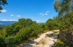 Land plot 1,300 m² in Kavač for 380,000 €