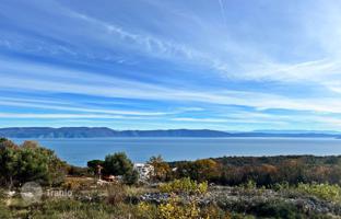 Land plot 1,110 m² in Rabac for 215,000 €