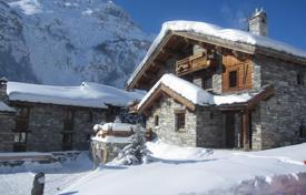 Cozy three-level chalet in Val-d'Isere, Alpes, France for 9,100 € per week
