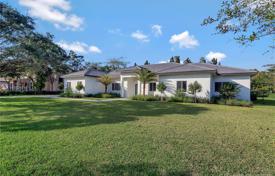 Comfortable villa with a backyard, a swimming pool, a barbecue area, a patio and three garages, Miami, USA for 1,378,000 €