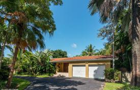 Comfortable villa with a backyard, a swimming pool, a terrace and two garages, Coral Gables, USA for $1,350,000