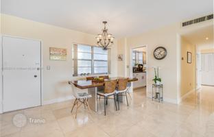 2-bedroom apartments in condo 104 m² in Bay Harbor Islands for $625,000