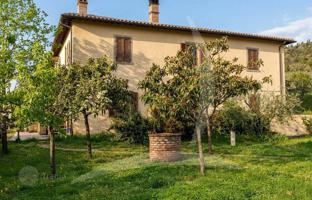 Villa 450 m² in Cortona for 745,000 €