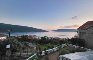 Land plot 889 m² in Kumbor for 335,000 €