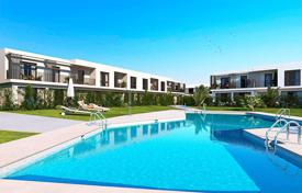 New townhouses with 4 bedrooms and a private garden on the first line from the golf course in Sotogrande, Andalusia, Spain for 503,000 €