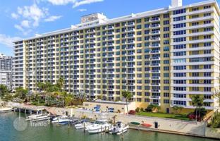 2-bedroom apartments in condo 154 m² in Miami Beach for $890,000