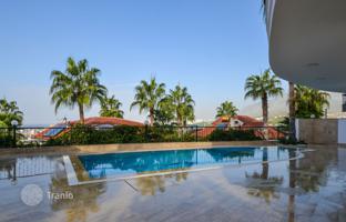 4-bedroom villa 300 m² in Kargicak for 54,140,000 TRY