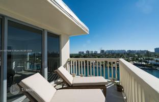 2-bedroom apartments in condo 161 m² in Bay Harbor Islands for $969,000