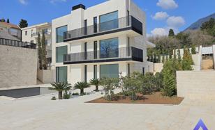 4-bedroom villa 580 m² in Krstac for 2,900,000 €