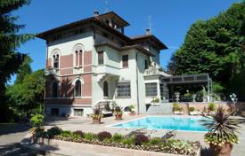 A magnificent restored villa with a private garden and swimming pool, located right in the heart of Stresa. Price on request
