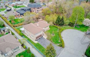 15-bedroom house in North York for C$2,192,000