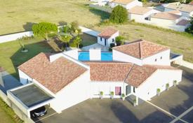 Detached house – Pays de la Loire, France for 9,300 € per week