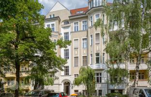Four-bedroom apartment with two balconies in a historic building in Steglitz, Berlin, Germany for 950,000 €