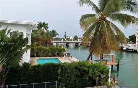 Coastal villa with a pool, a dock, a terrace and a bay view, Miami Beach, USA for $3,000,000