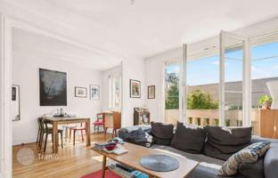 Sunny one-bedroom apartment near the metro in Paris, France for 472,000 €