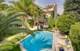 Three-storey villa with a pool and a garden in Juan les Pins, Côte d'Azur, France for 10,300 € per week