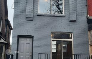 18-bedroom townhouse in Bathurst Street for C$2,221,000