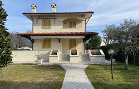 Detached Villa in Vittoria Apuana in Forte dei Marmi, Tuscany for 2,500,000 €
