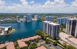 2-bedroom apartments in condo 150 m² in Aventura for $449,000