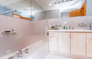 3-bedroom house in North York for 1,660,000 €