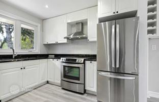 8-bedroom house in Etobicoke for C$1,640,000