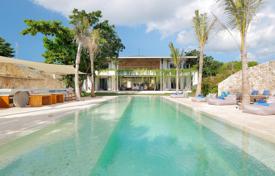 Spacious villa with a private beach, a swimming pool and a terrace, Lembongan, Bali, Indonesia for 6,700 € per week