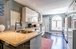 10-bedroom townhouse in Queen Street East for C$1,934,000