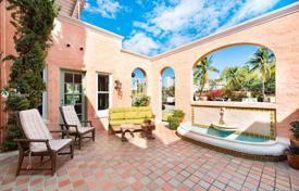 Spacious cottage with a backyard, a sitting area, terraces and a garage, Miami Beach, USA for $2,349,000