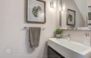 5-bedroom apartment in Lombard Street for C$867,000