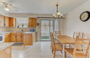 11-bedroom house in Etobicoke for C$1,700,000