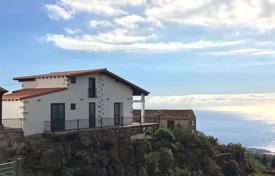Furnished villa with a terrace, a parking and views of the ocean and the mountains in a quiet area, Vera de Erques, Spain for 240,000 €