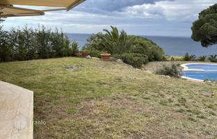 Three-bedroom apartment with sea views, a private garden and a swimming pool in Sant Feliu de Guixols, Costa Brava, Spain for 995,000 €