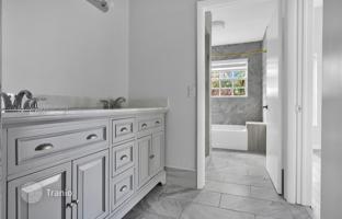 3-bedroom house 184 m² in West End for $735,000