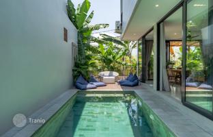 4-bedroom villa 200 m² in Batu Bolong Beach for $405,000