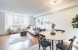 3-bedroom apartment in Lake Shore Boulevard West for C$918,000