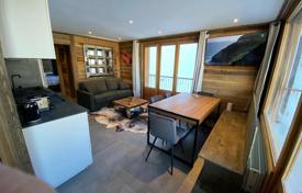 Renovated apartment with a balcony in a residence with an access to the ski slope, Courchevel, France for 665,000 €