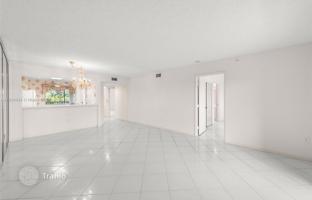 2-bedroom apartments in condo 121 m² in Tamarac for $275,000